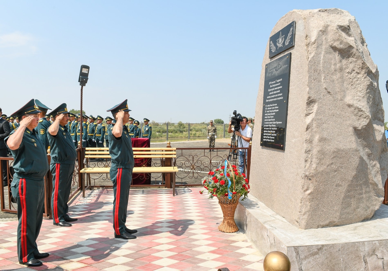 Қаза тапқан 13 әскери қызметшіге мемориалдық тақта орнатылды