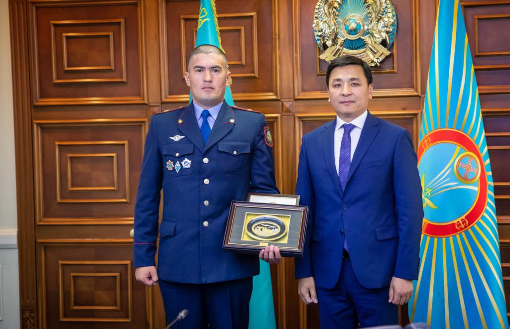 Елорда әкімдігі екі қызды судан құтқарған полиция қызметкері мен құтқарушыны марапаттады