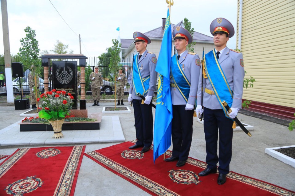 Қостанайда ерлікпен қаза тапқан полицейлерге ескерткіш тақта орнатылды