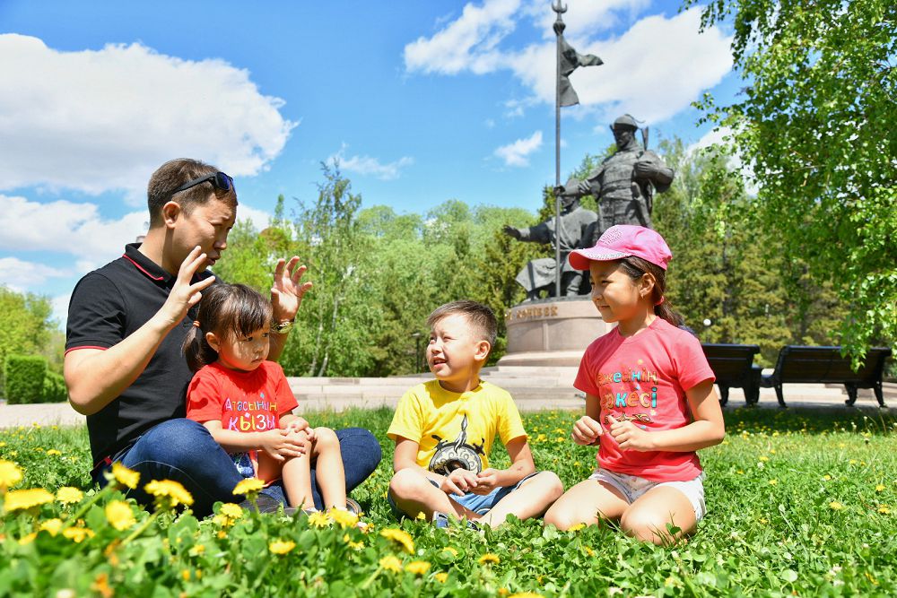 «Әкең келе жатыр» немесе бүгінгі әкелердің отбасындағы  орны қандай?