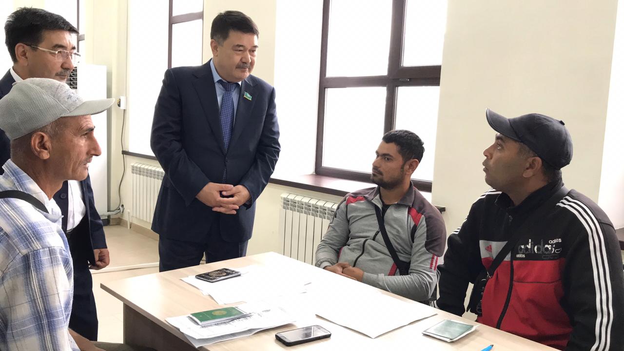 Мәжілісмендер Қарағандыдағы көші-қон қызметі орталығына барды
