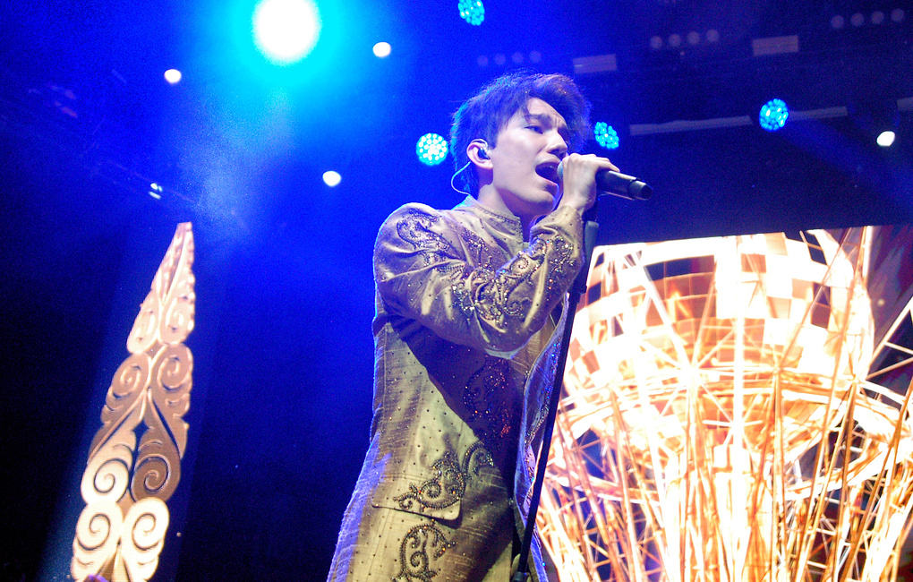 Димаштың сахналық костюмі аукционда 600 мың теңгеге сатылды