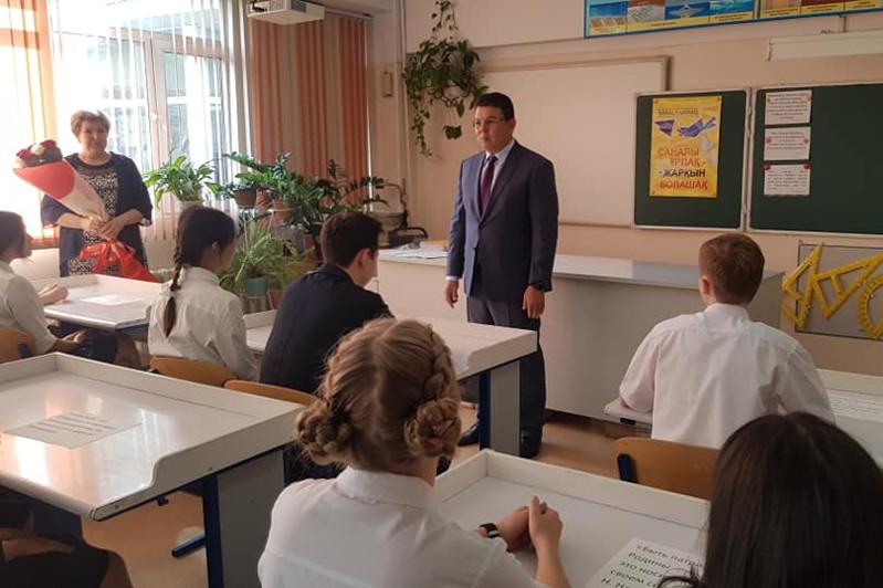Қанат Бозымбаев 33 жыл бұрын түлеп ұшқан мектебіне барды