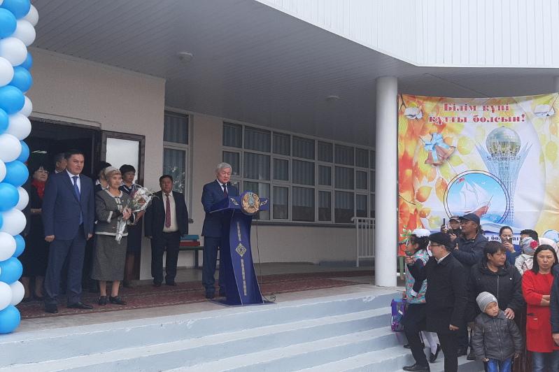 Бердібек Сапарбаев  Жібек жолы ауылының оқушыларымен кездесті