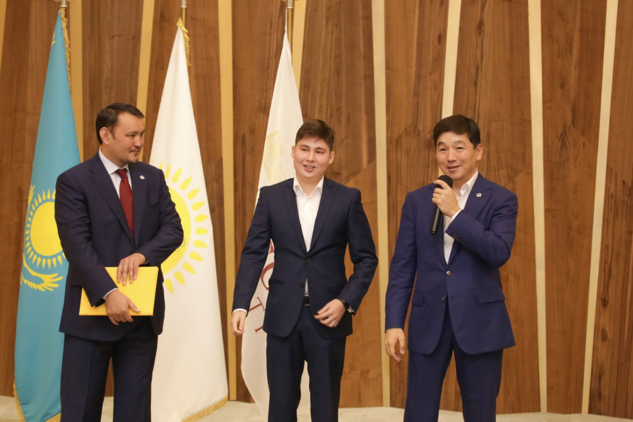 Бауыржан Байбек Елбасыға хат жазған ҚазМЗУ түлегіне партия билетін табыстады