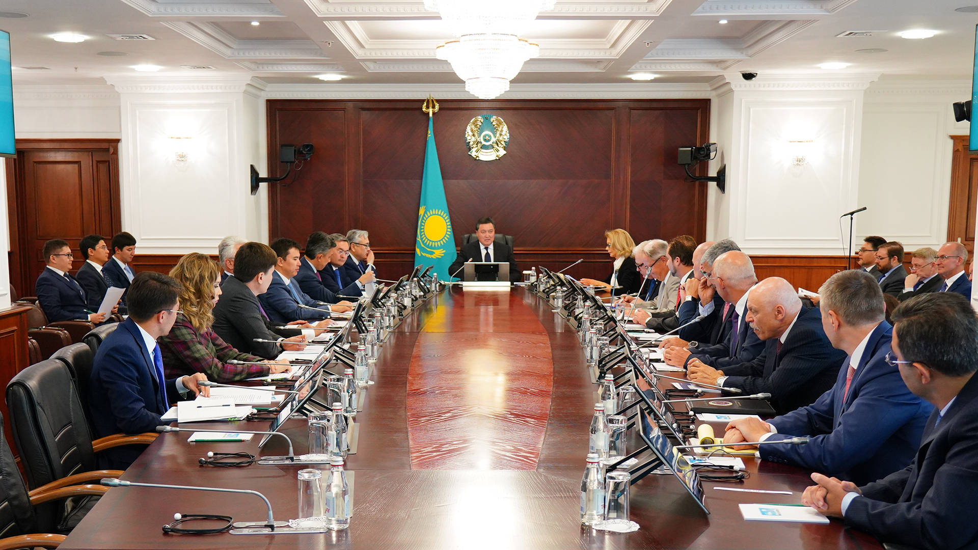 Асқар Мамин Инвестициялық ахуалды жақсарту жөніндегі кеңестің отырысын өткізді