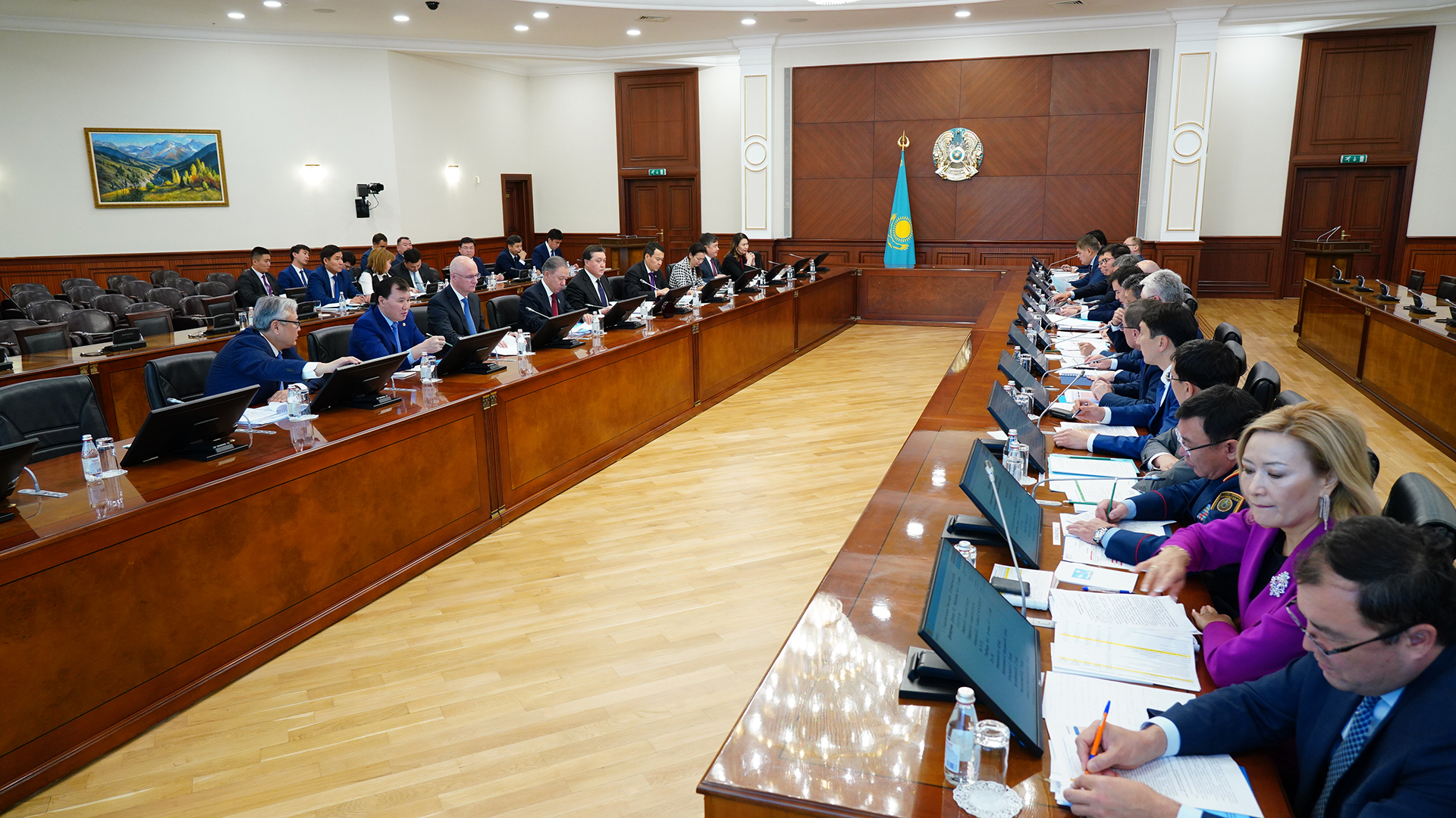 Үкіметте «100 нақты қадам» Ұлт жоспарын іске асырудың аралық қорытындылары шығарылды