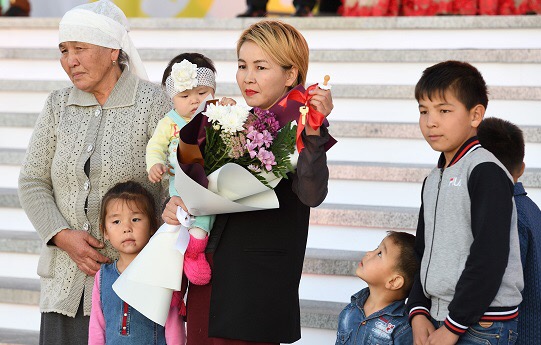 Мәдениет қызметкерлері мұқтаж отбасыларға баспана сыйлады