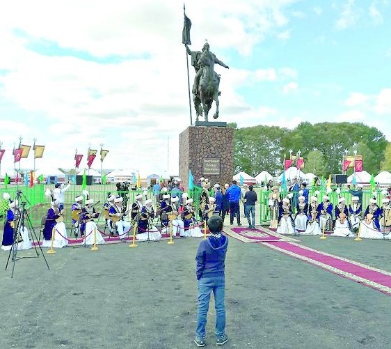 Найза ұшымен бұлт үркітіп: Тоқтамыс батыр тұр Тәуелсіздік тұғырында