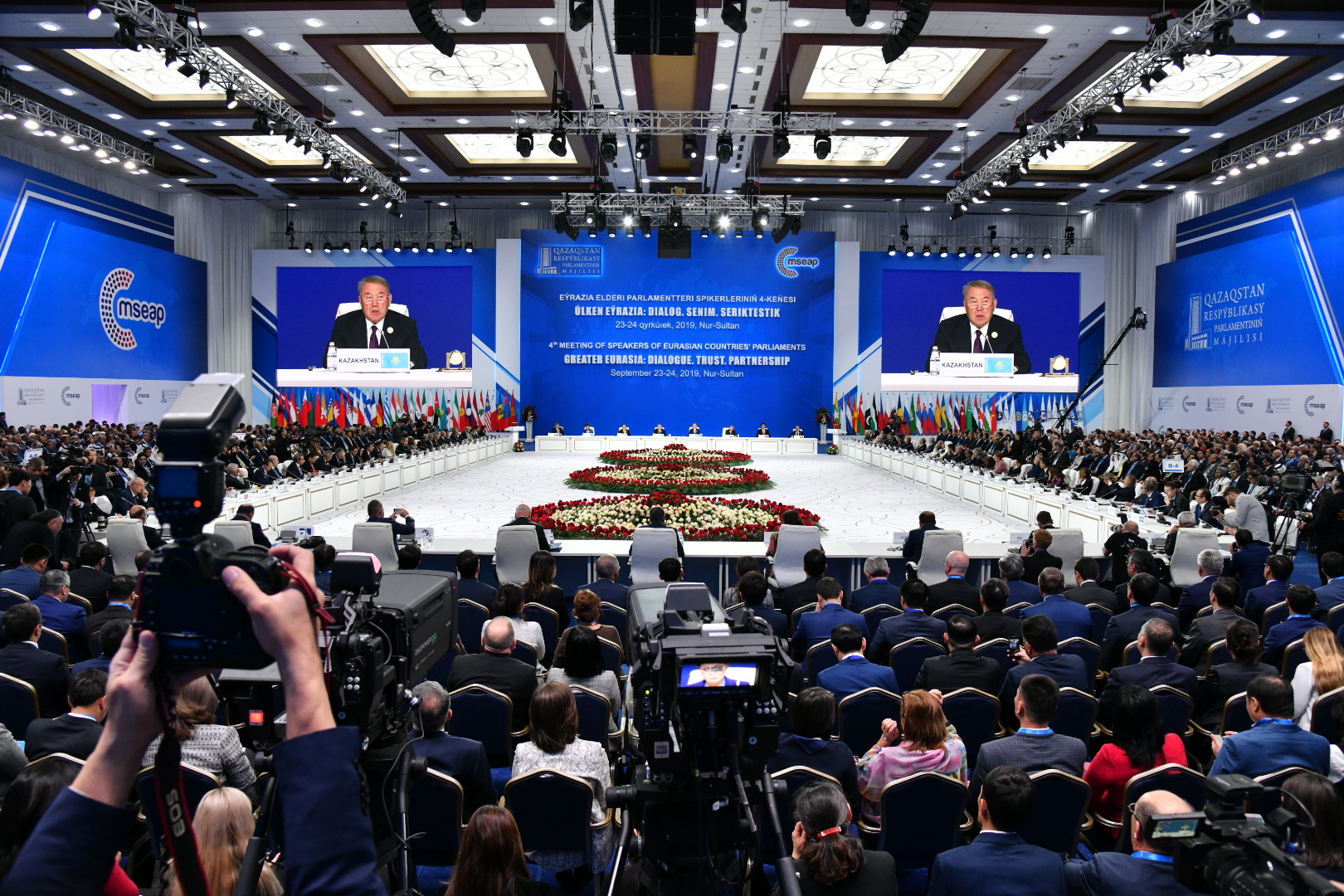 Нұрсұлтан Назарбаев:  Қазақ тілі әліпбиінің латын графикасына көшуі маңызды