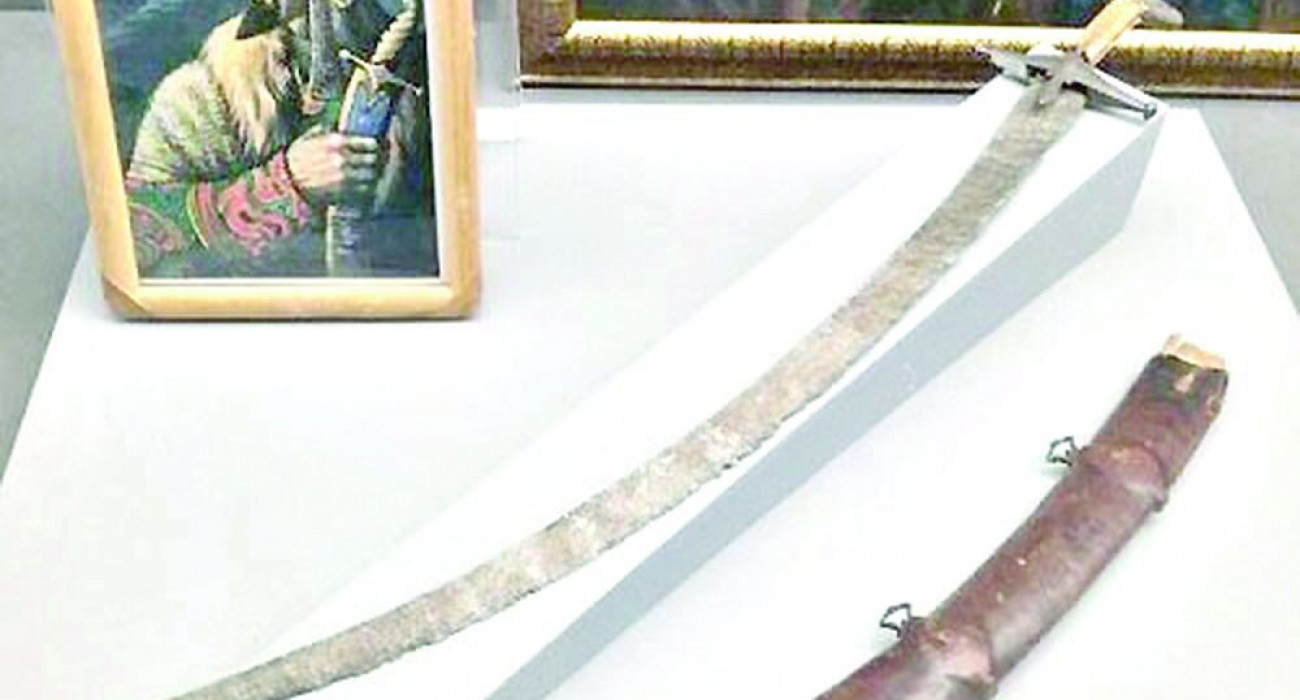 Нина Исмаилова жалаңаш, ваннада аңдыған, қолдан жасалған