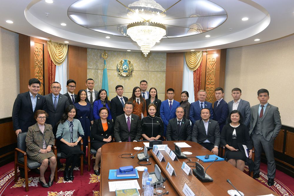 Сенаторлар «Жастар кадрлық резерві» жобасының жеңімпаздарымен кездесті