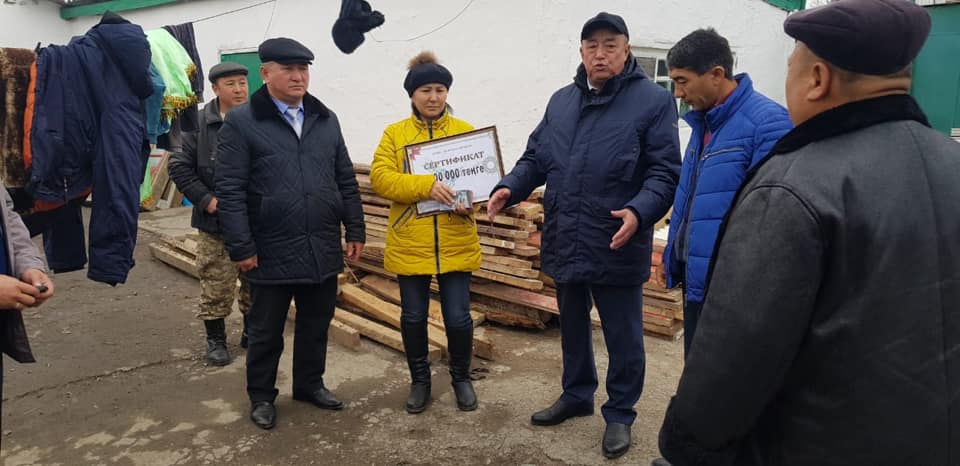 Үйі өртенген отбасыға көмек көрсетті