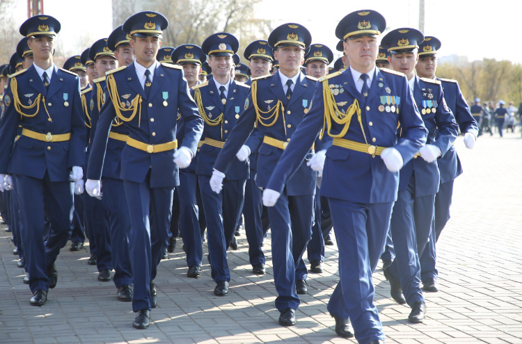 Әскери ұшу институтының түлектері алғашқы әскери атақтарын алды