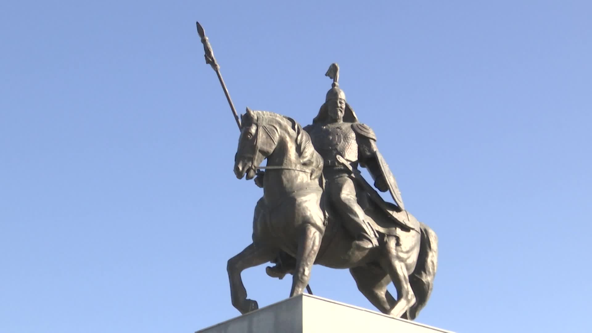 Түменбасы тұғырында тұр