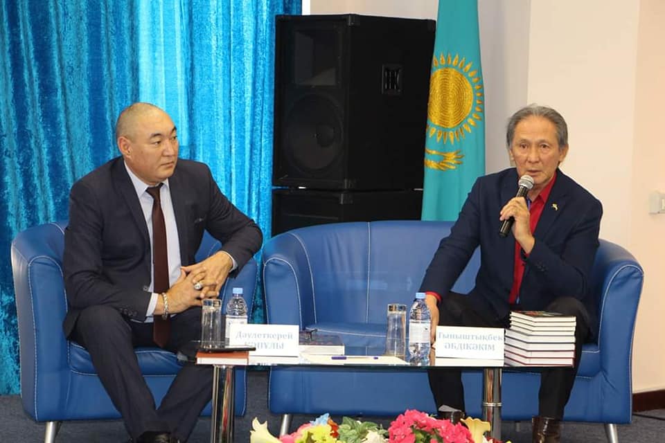 Оқырманмен ой бөлісті