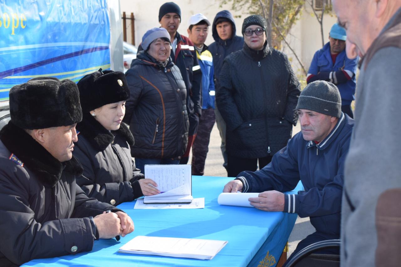 Тұрғындар полицейлермен тікелей жүздесіп, сұрақтарын қойды