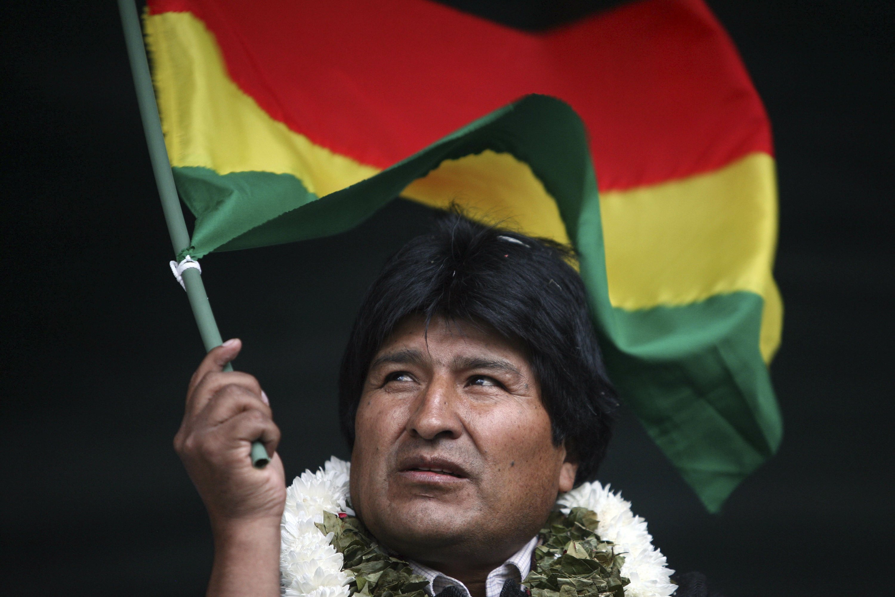 Моралес бой тасалауға мәжбүр