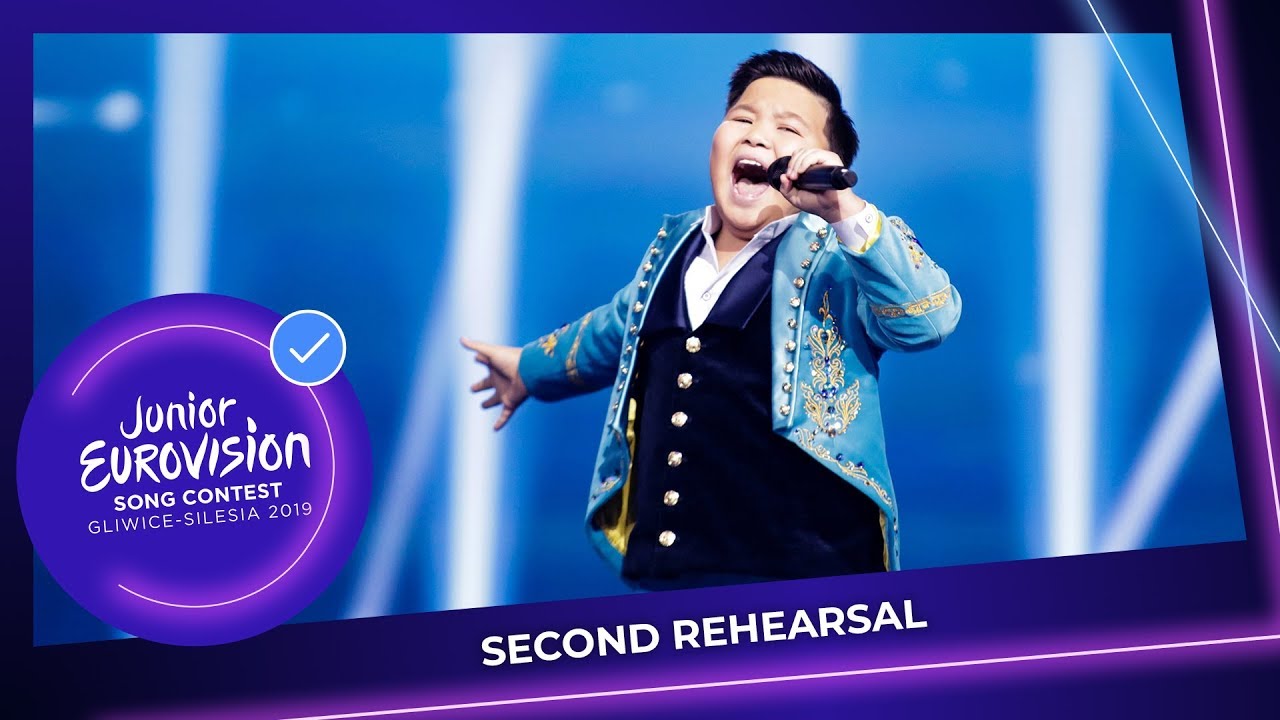 Еуропа төрінен Ержан әні төгілгенде...