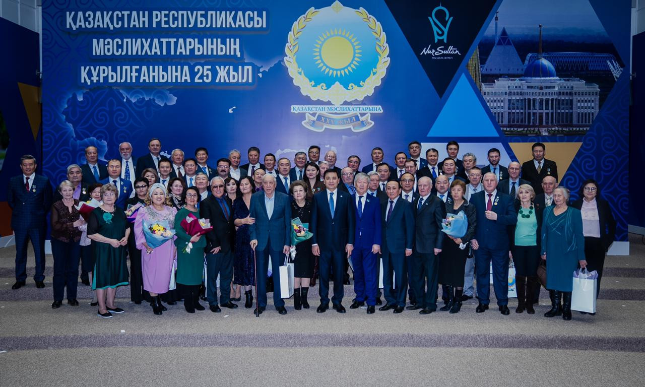 Елордалық депутаттар мерекелік медальдармен марапатталды