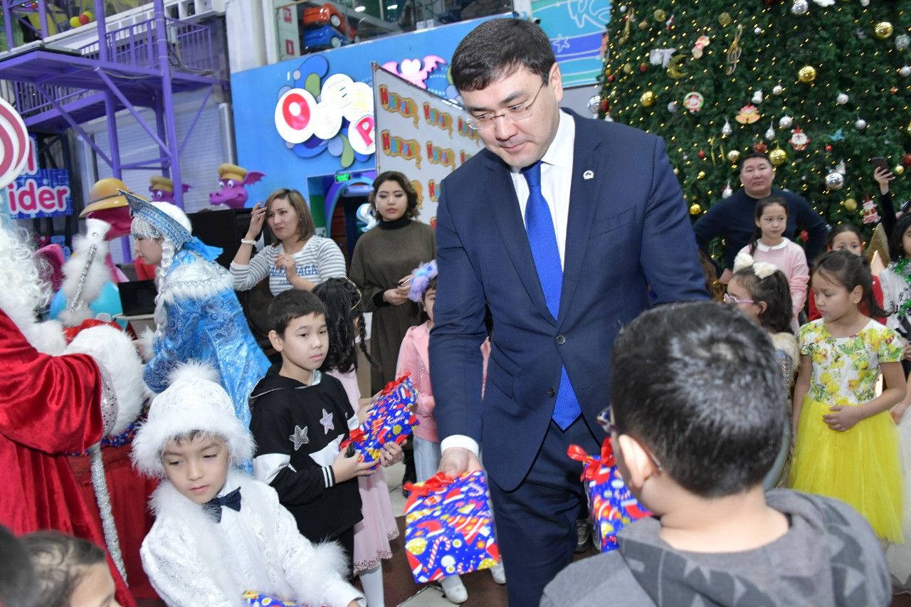 Елорда әкімдігі балаларға жаңажылдық шырша тойын өткізді