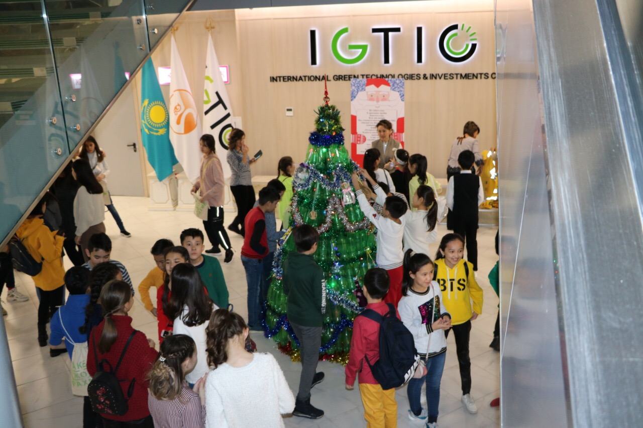 Нұр-Сұлтанда пластик шөлмектен шырша орнатты