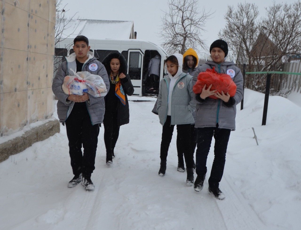 Елордалық еріктілер ардагерлерге тегін азық-түлік таратты