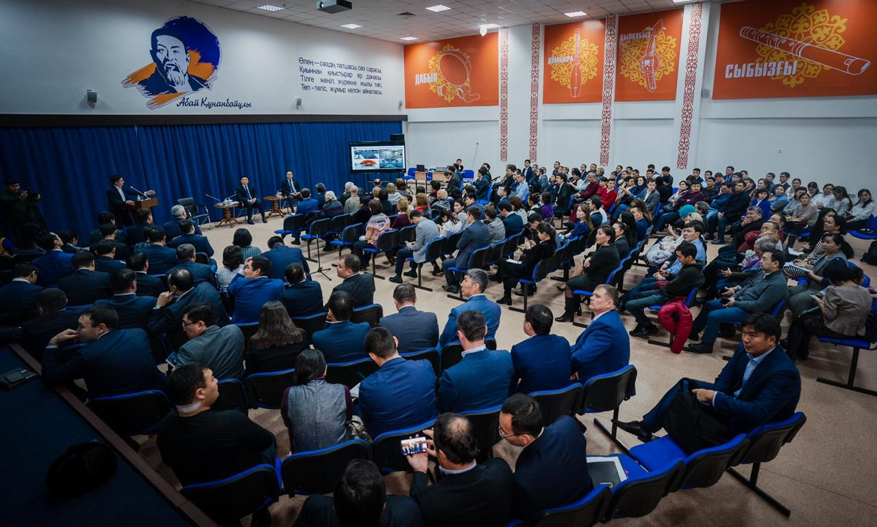 А. Көлгінов Байқоңыр ауданының тұрғындарымен кездесті