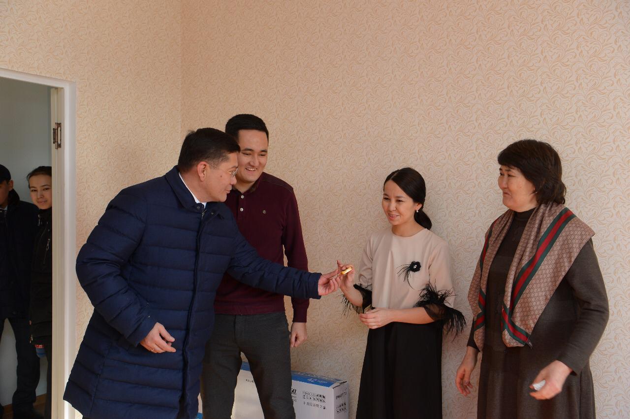 Шымкентте көпбалалы ана мен жұмысшы жастар баспаналы болды