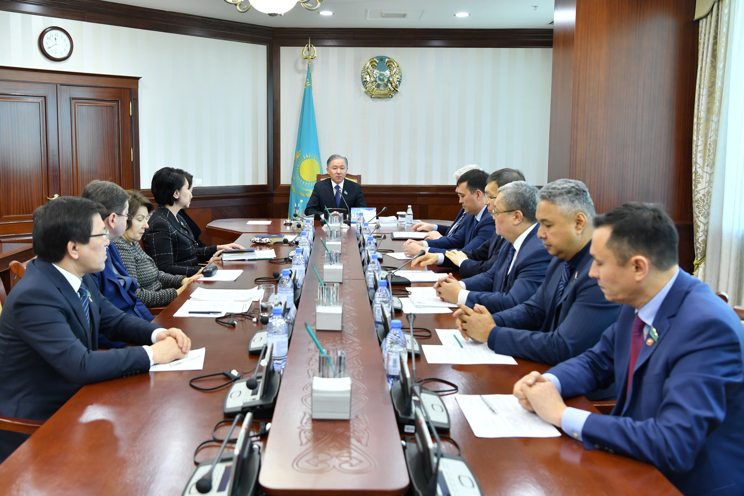 Мәжіліс депутаттары ұшақ апатынан қаза тапқандардың жақындарына көңіл айтты