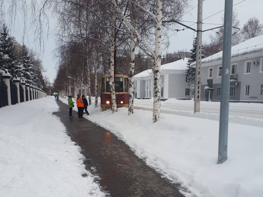 Өскеменде қардың қалыңдығынан трамвайлар жүре алмай жатыр