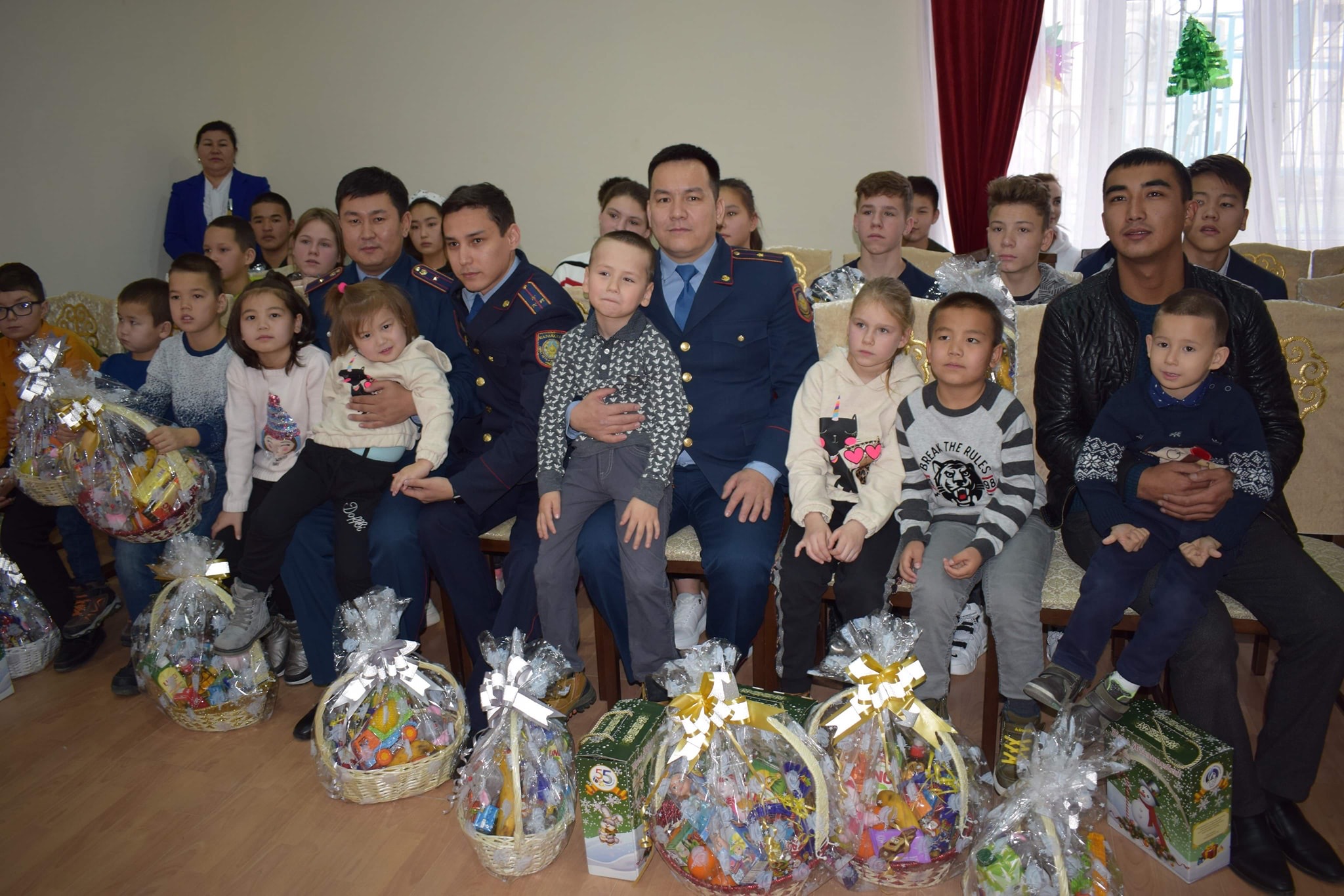 Полицейлер аудандарға барып қайырымдылық шарасын өткізді