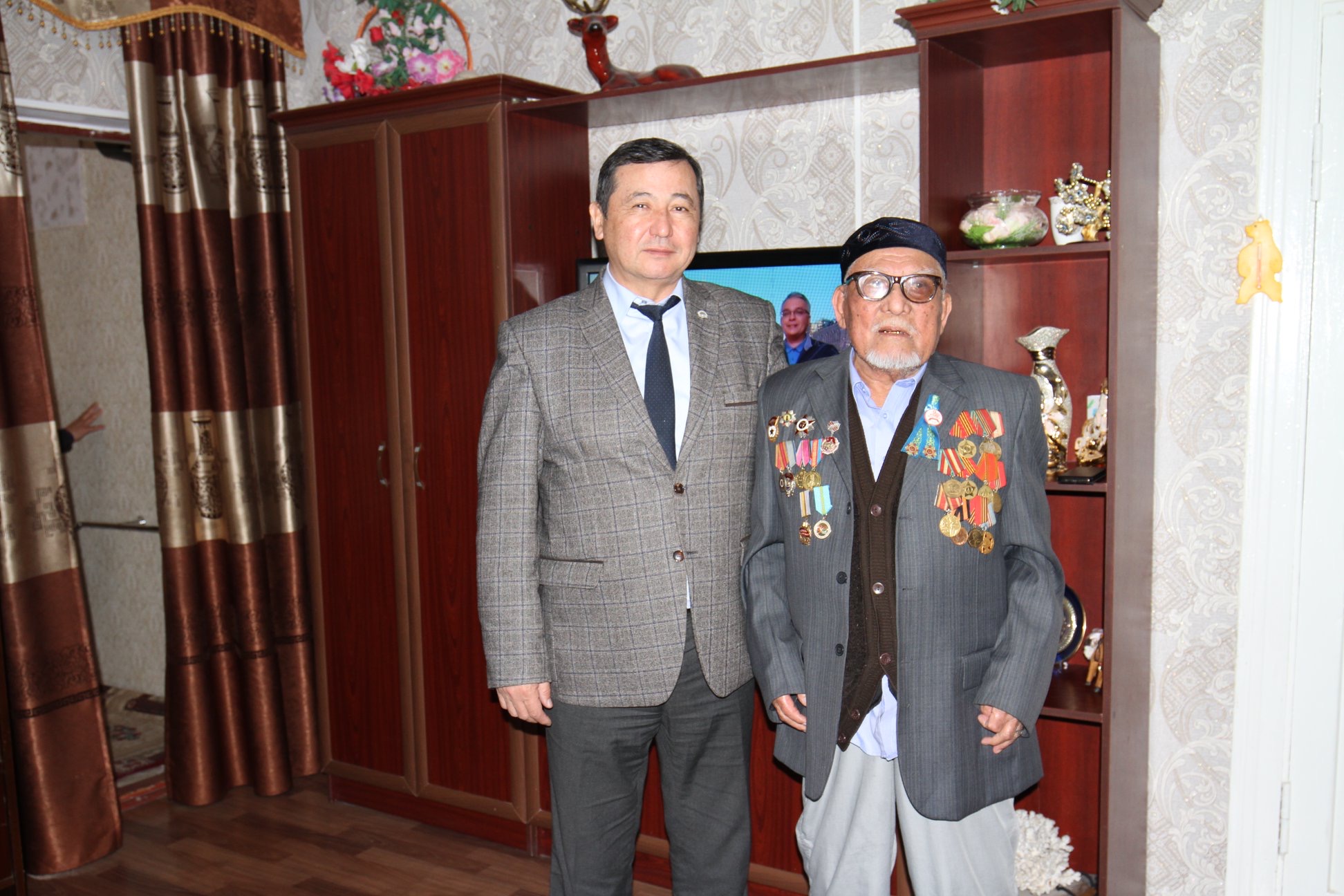 Бақыт Асанов ерікті жастармен бірігіп ел аралады