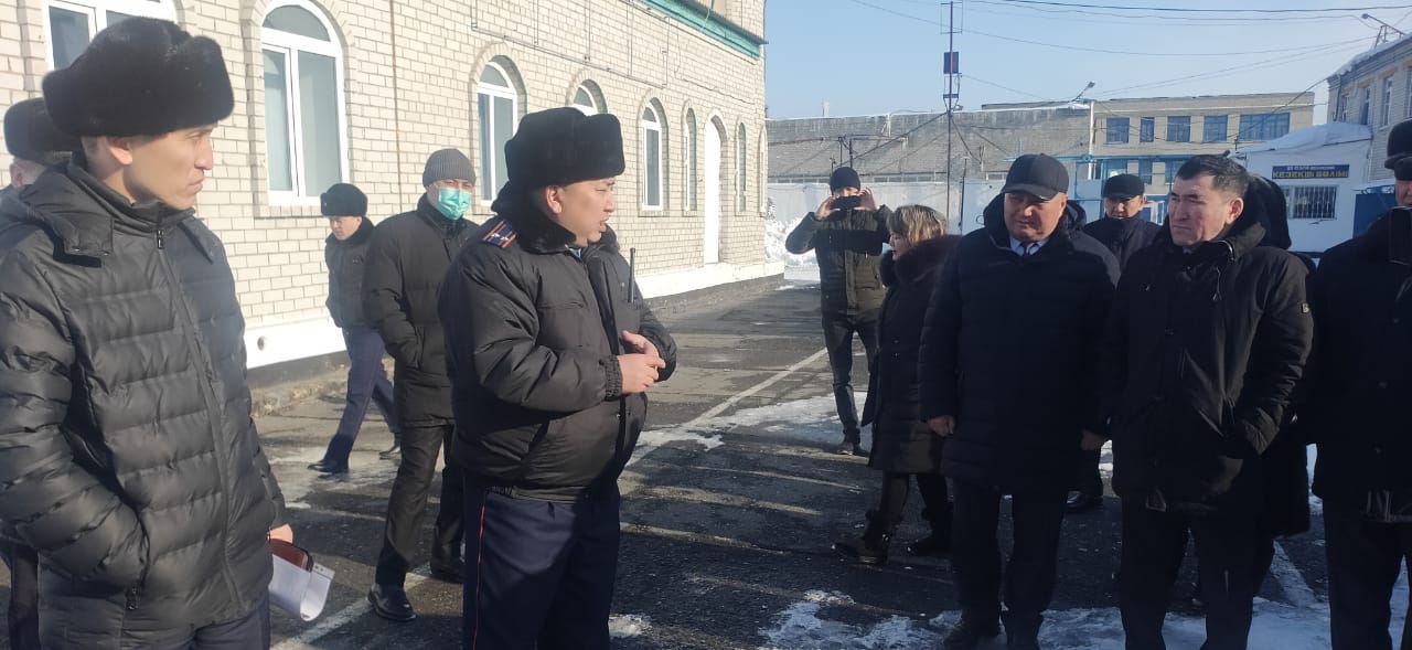 Семейде мемлекеттік қызметкерлер түрмені аралады