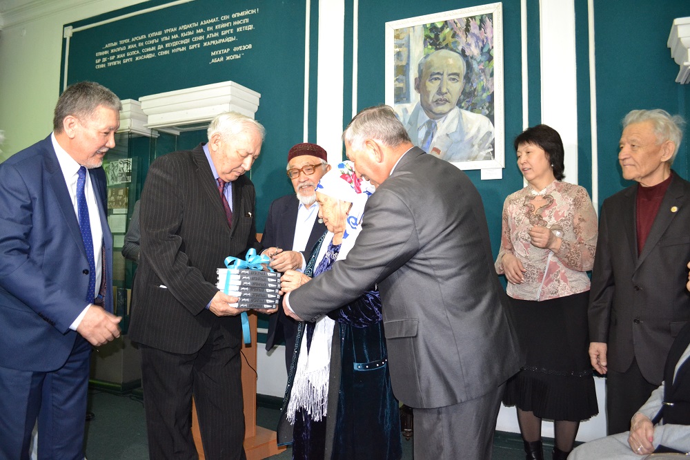 Семейде Құнанбайға арналған көрме ашылып, кітаптың тұсаукесері өтті