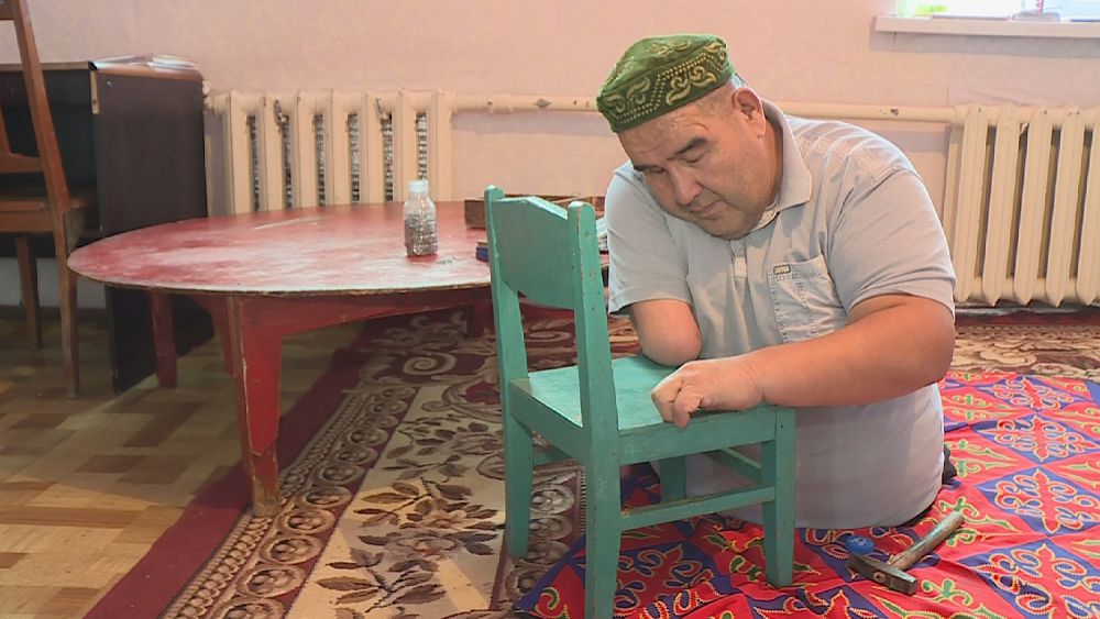 Жалғыз қолмен жиһаз жасайды