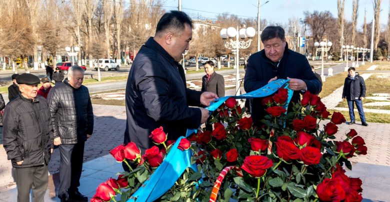 Жамбыл ескерткішіне гүл шоқтары қойылды