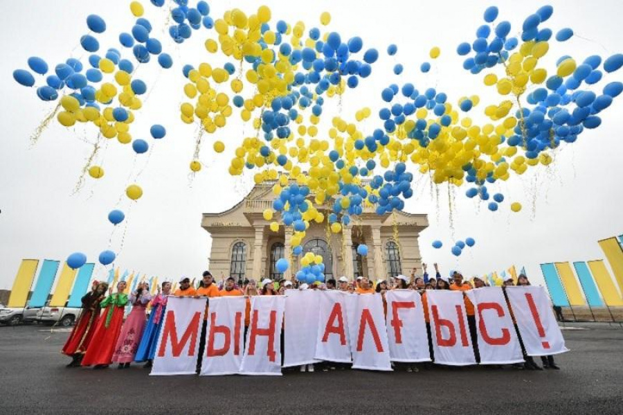 Ассамблея мүшелері әскери бөлімге барды