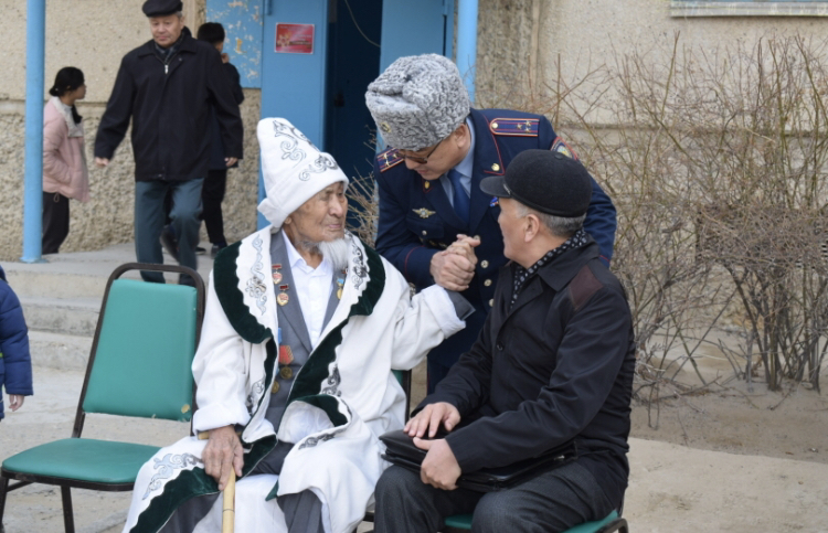 Маңғыстаулық полицейлер соғыс ардагеріне құрмет көрсетті