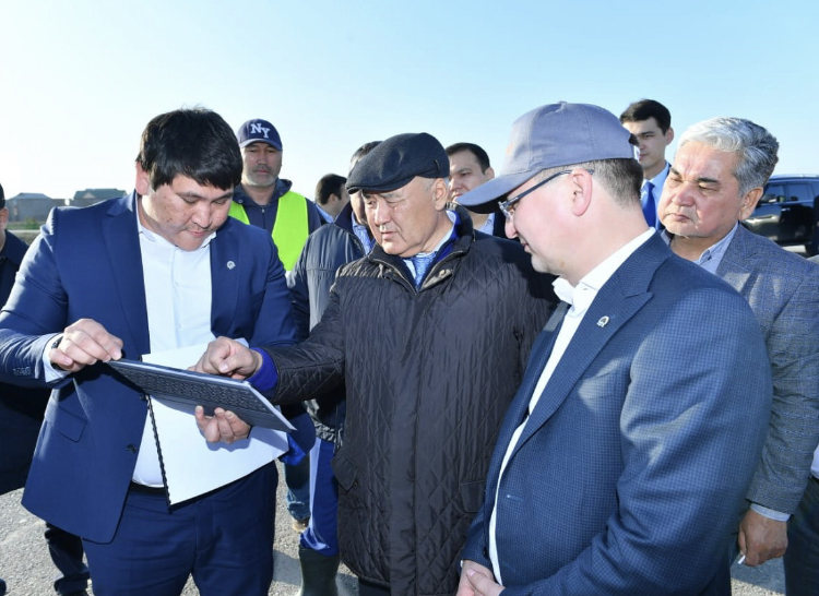 Өмірзақ Шөкеев салынып жатқан тұрғын үйлердің сапасын тексерді