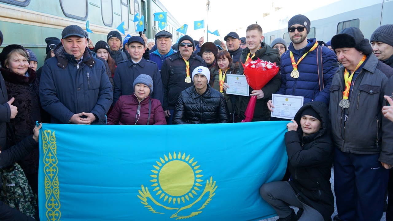 Семейде пара-пауэрлифтинг турнирінің чемпиондарын қарсы алды