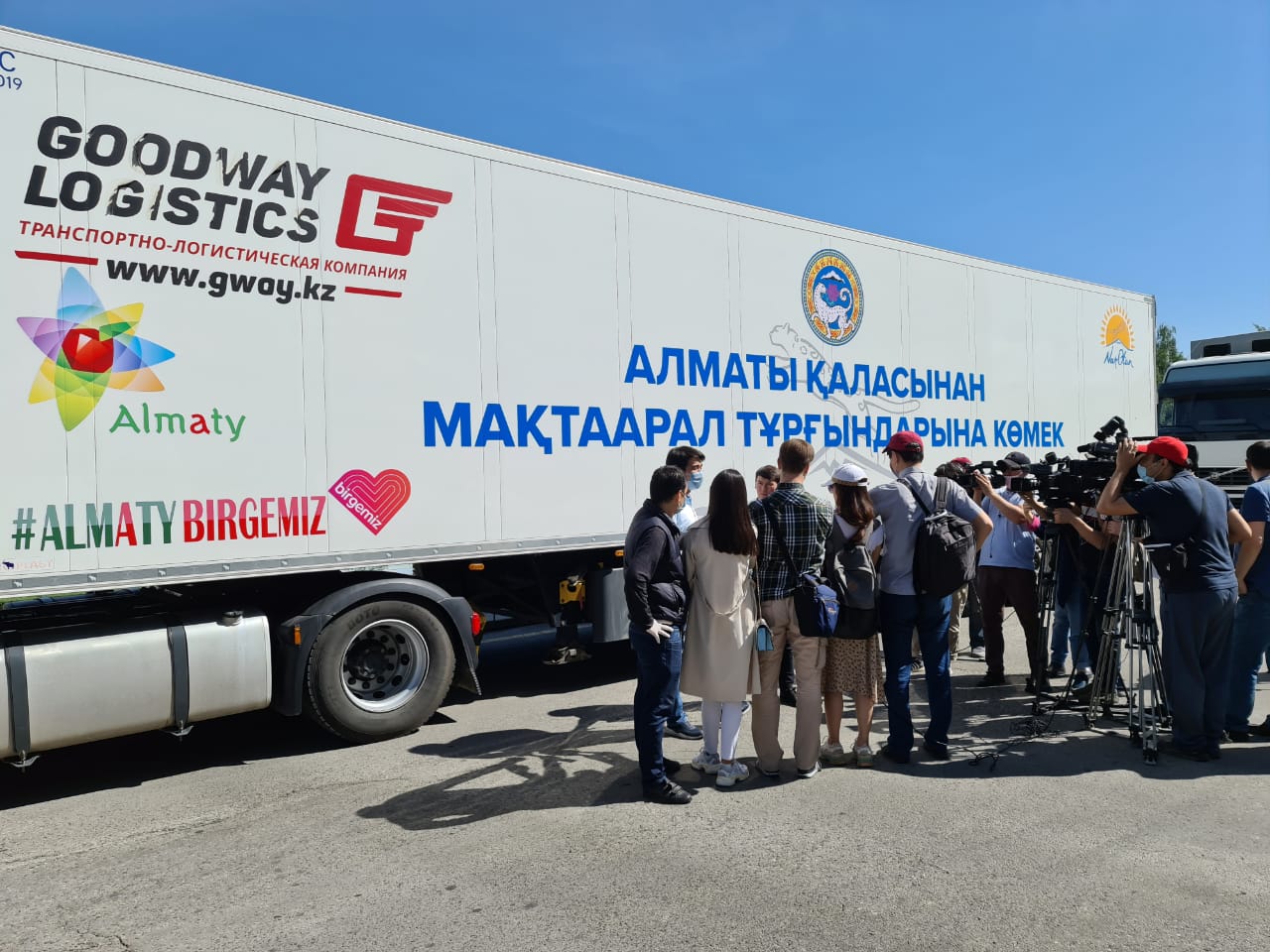 Алматыдан Түркістанға көмек жүгін артқан көліктер жолға шықты
