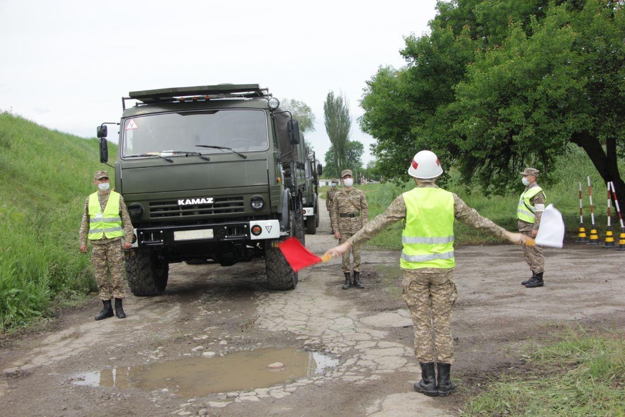 Әскери институт курсанттары әскери автокөліктерді жүргізуде