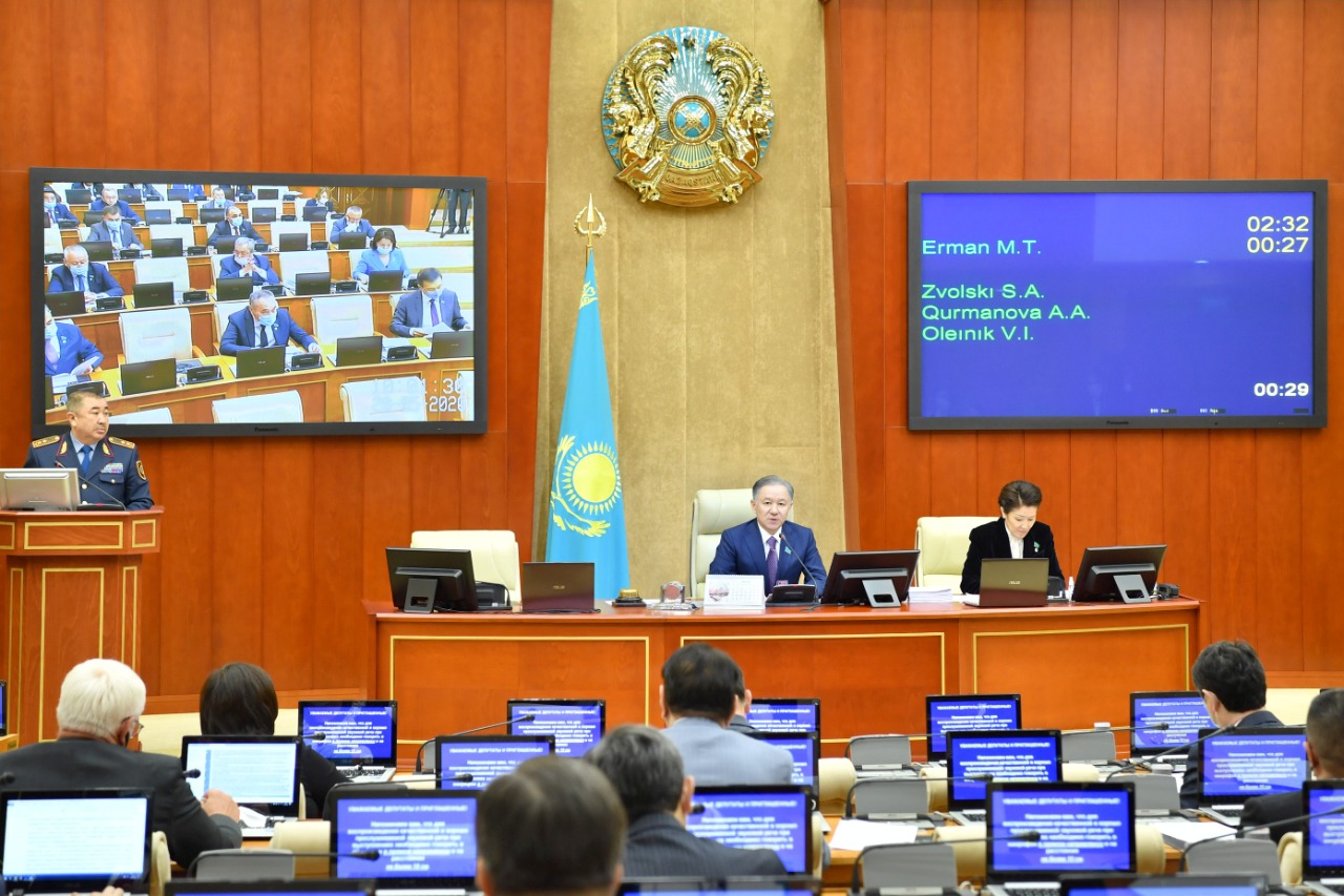 Елге кірген жүк көлігі көзден таса қалмайды