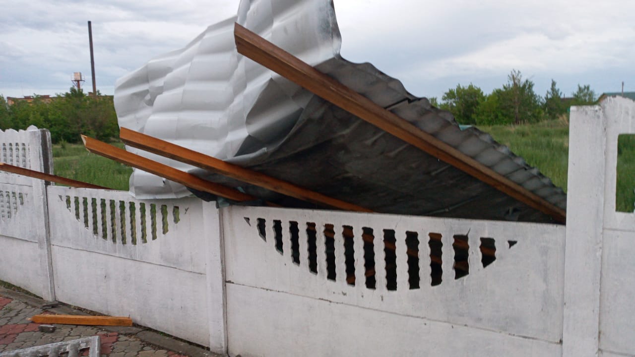 Павлодар облысында қатты желден шатырлар ұшты