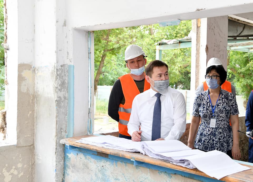 Шымкент әкімі жөндеуден өтіп жатқан мектептерді аралады