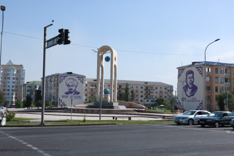 Таразда Абай мен әл-Фараби бейнеленген мурал салынды