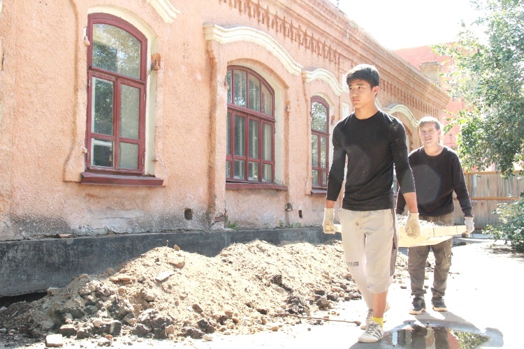 Павлодарда бір ғасырдан астам тарихы бар кітапхана жаңартылуда