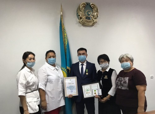 Алматыда екі адамды құтқарған ХҚО қызметкері марапатталды