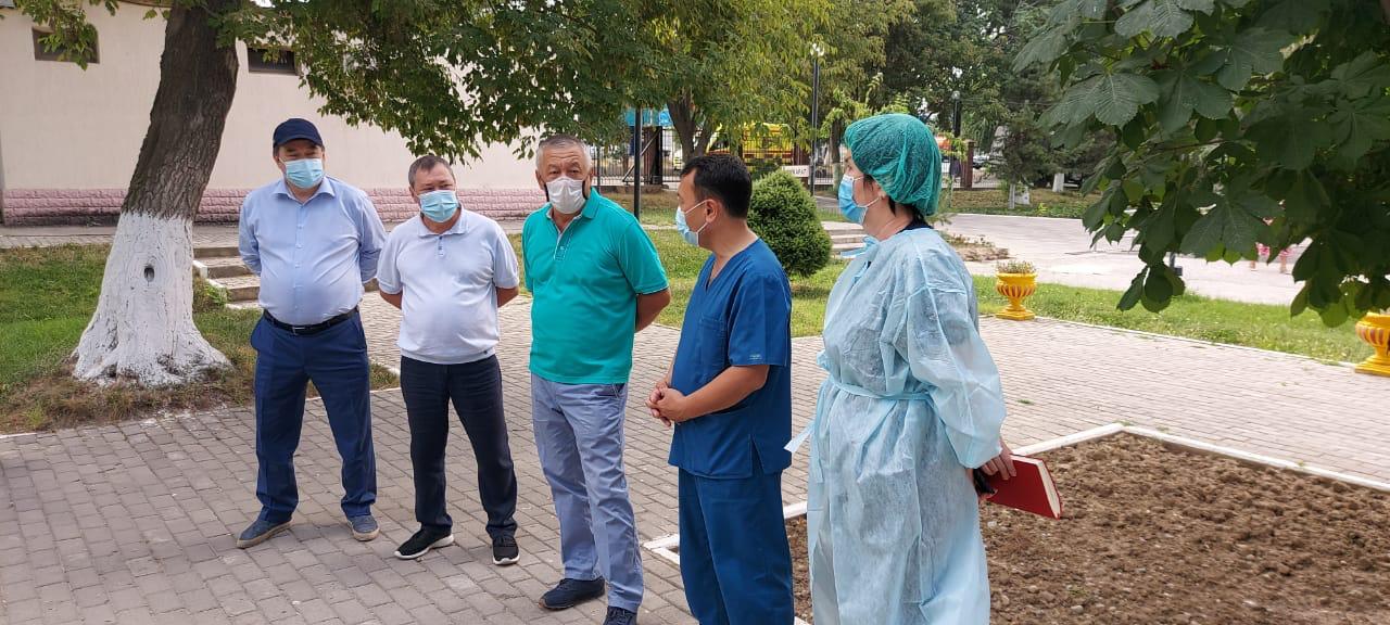 Мәжіліс депутаттары Шымкентте коронавируспен күрес шараларының тиімділігіне баға берді